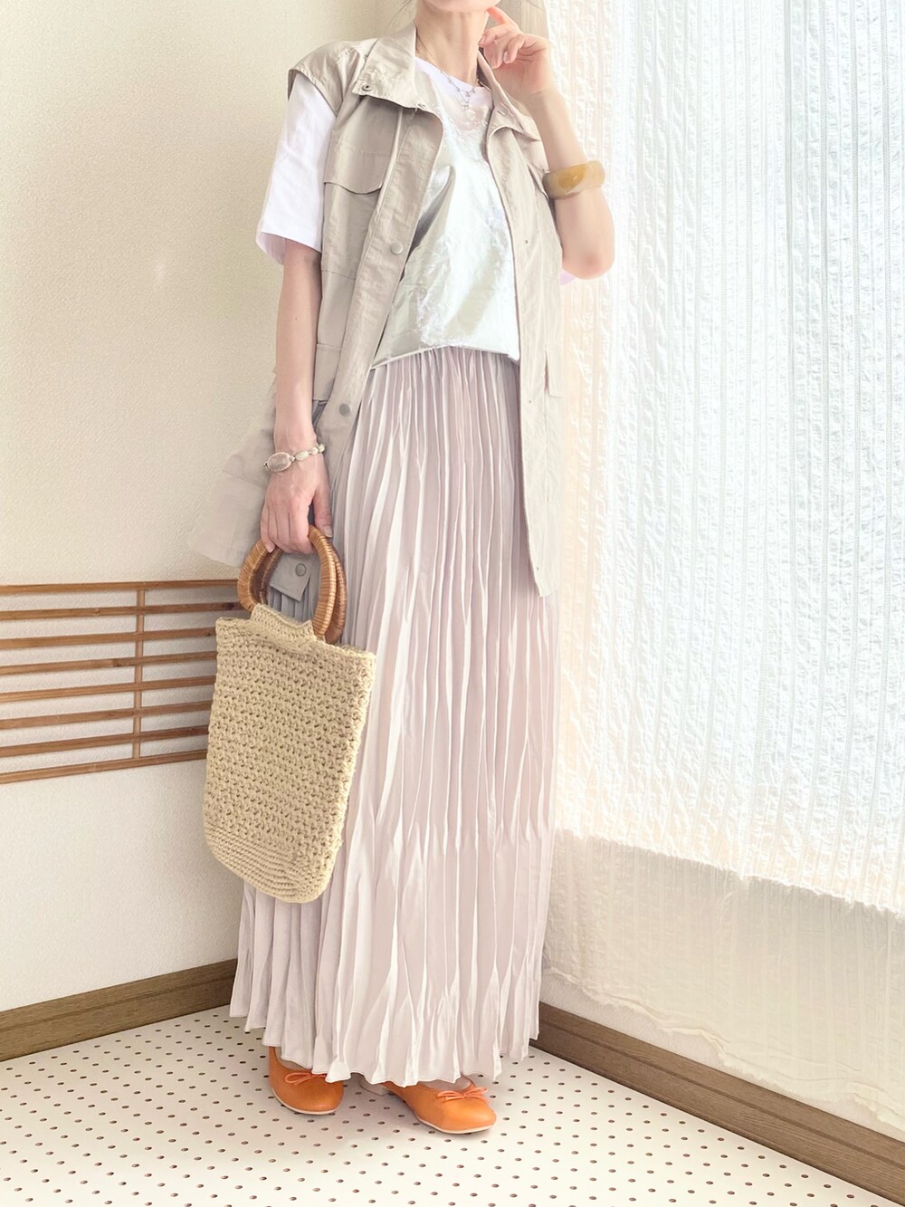 「みんなの白Tフェス、プチプラ、夏コーデ、きれいめカジュアル、大人カジュアル、Tシャツ、プリーツスカート、アラフィフ、40代ファッション、ハンドメイド、モード、シルバー、ZARA、タックイン、フラットシューズ」｜「ROPE' PICNICの【一部店舗限定】【WEB限定カラー:レッド】ソフトバレエシューズ（バレエシューズ、ブラック系）」を使った、chocotohanaさん（レディース・161cm）の夏コーディネートの4枚目の写真