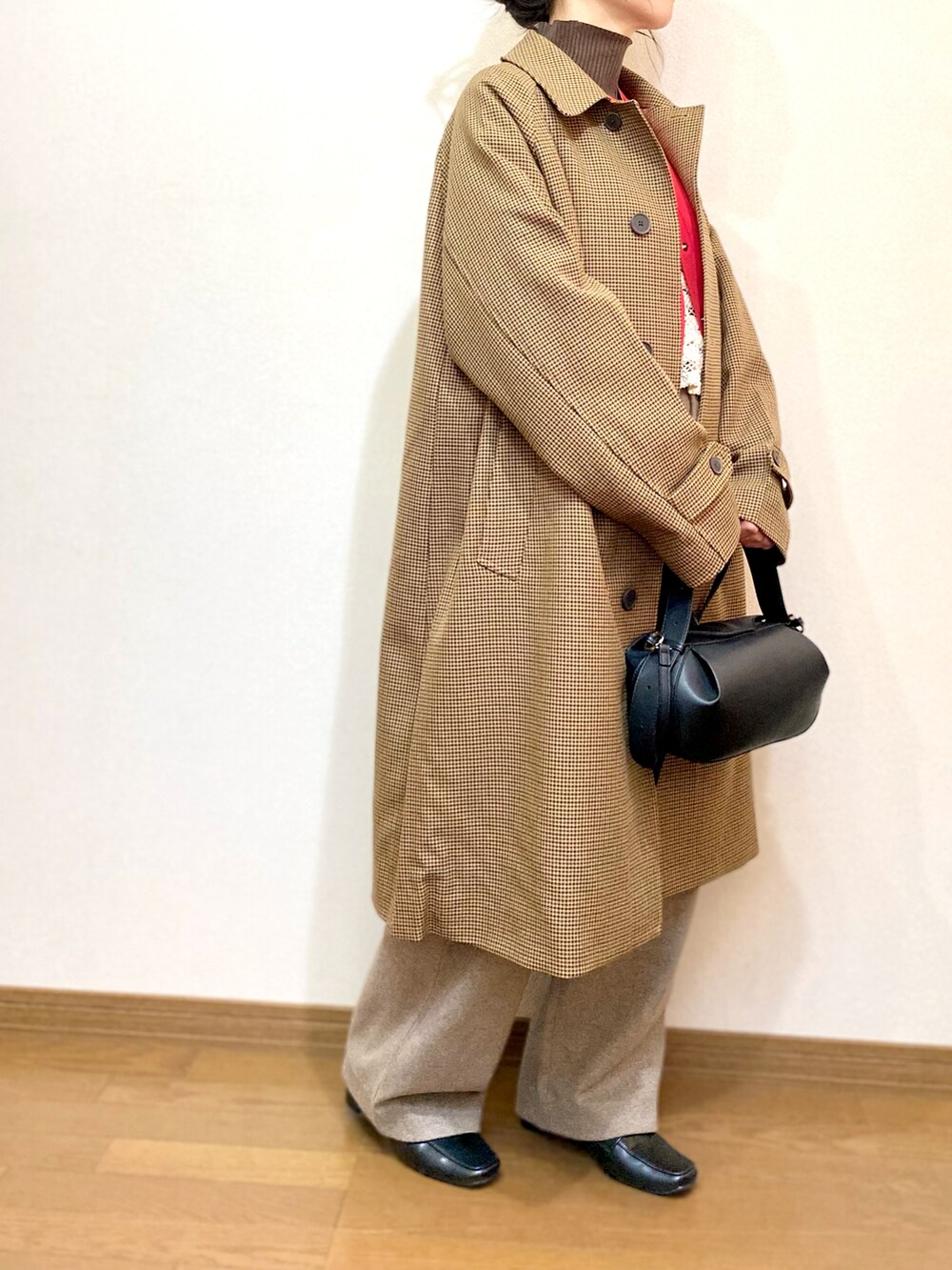 「冬アウター、お出かけコーデ、冬コーデ、メンズアイテム、プチプラ、ブラウンコーデ、オトナカジュアル、レイヤードスタイル、アラフィフ、50代ファッション、ショルダーバッグ、千鳥格子、バルマカーンコート、ローファー、赤」|「wellegのアイテム(ローファー、ブラック系)」を使った、chocotohanaさん(レディース・161cm)の冬コーディネートの2枚目の写真