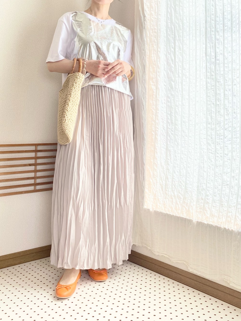 「みんなの白Tフェス、プチプラ、夏コーデ、きれいめカジュアル、大人カジュアル、Tシャツ、プリーツスカート、アラフィフ、40代ファッション、ハンドメイド、モード、シルバー、ZARA、タックイン、フラットシューズ」｜「ROPE' PICNICの【一部店舗限定】【WEB限定カラー:レッド】ソフトバレエシューズ（バレエシューズ、ブラック系）」を使った、chocotohanaさん（レディース・161cm）の夏コーディネートの2枚目の写真