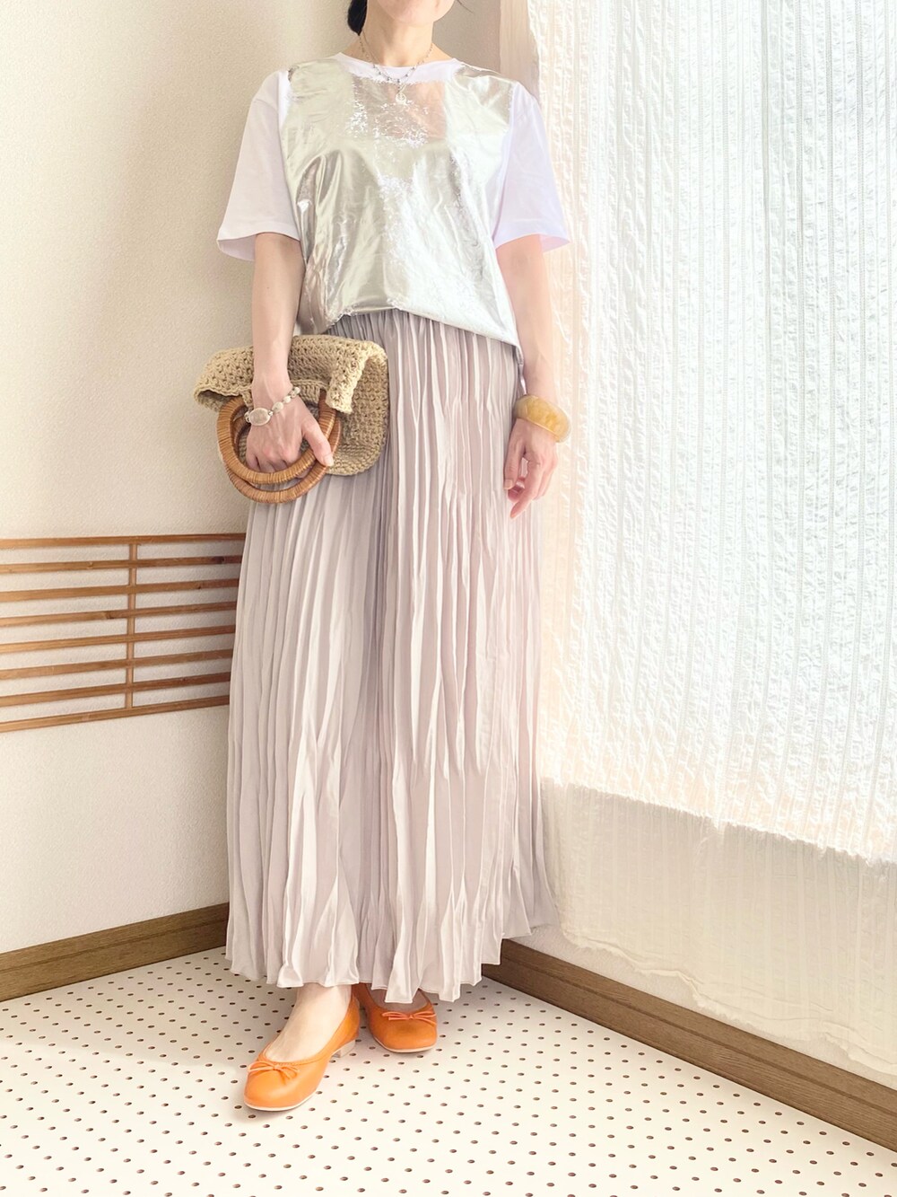 「みんなの白Tフェス、プチプラ、夏コーデ、きれいめカジュアル、大人カジュアル、Tシャツ、プリーツスカート、アラフィフ、40代ファッション、ハンドメイド、モード、シルバー、ZARA、タックイン、フラットシューズ」｜「ROPE' PICNICの【一部店舗限定】【WEB限定カラー:レッド】ソフトバレエシューズ（バレエシューズ、ブラック系）」を使った、chocotohanaさん（レディース・161cm）の夏コーディネートの3枚目の写真