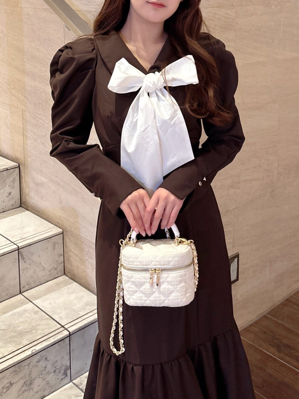 ブラウン系のワンピース、ブラウン系のブーツを着用したレディースの秋コーディネートの10枚目の写真