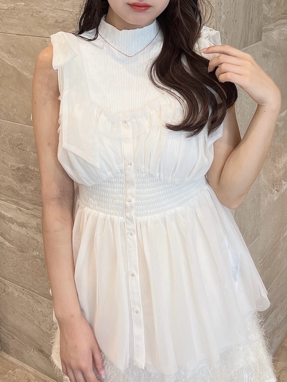 ホワイト系のニット/セーター、ホワイト系のタンクトップ、ホワイト系のスカートを着用したレディースの夏コーディネートの5枚目の写真