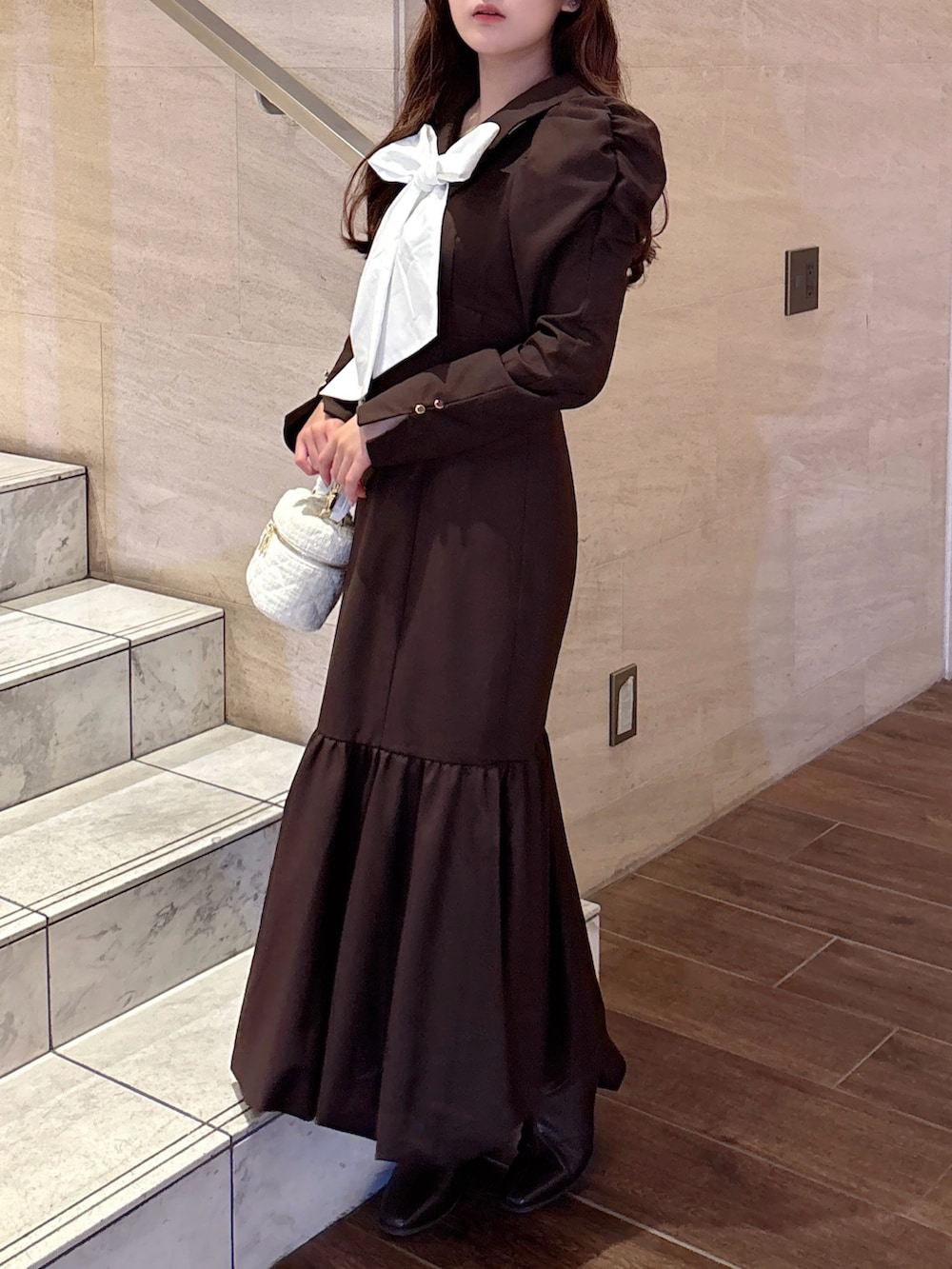 ブラウン系のワンピース、ブラウン系のブーツを着用したレディースの秋コーディネートの5枚目の写真