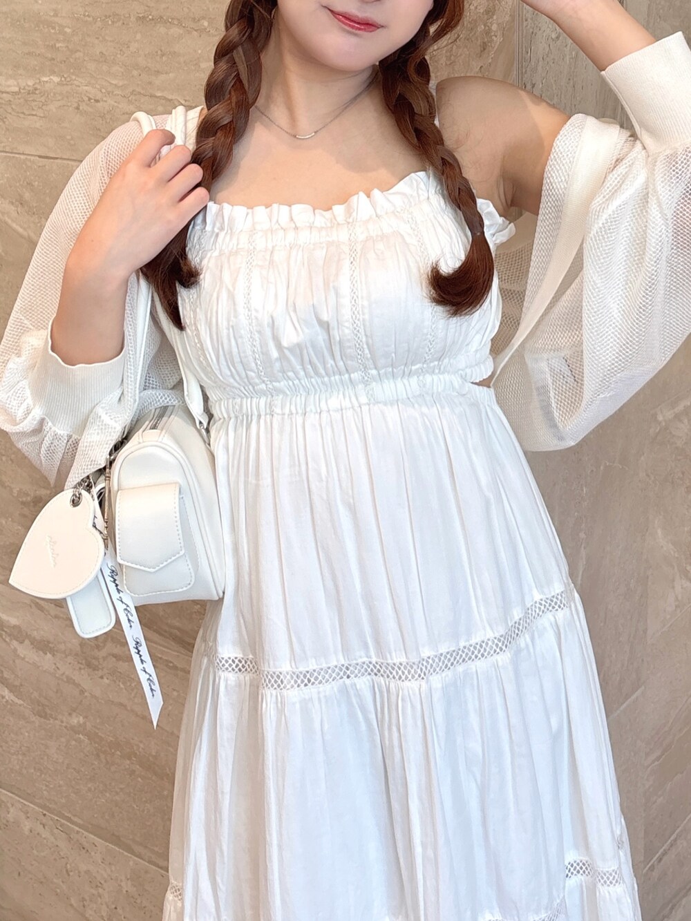 ホワイト系のワンピース、ホワイト系のカーディガン/ボレロ、ホワイト系のボストンバッグを着用したレディースの夏コーディネートの10枚目の写真