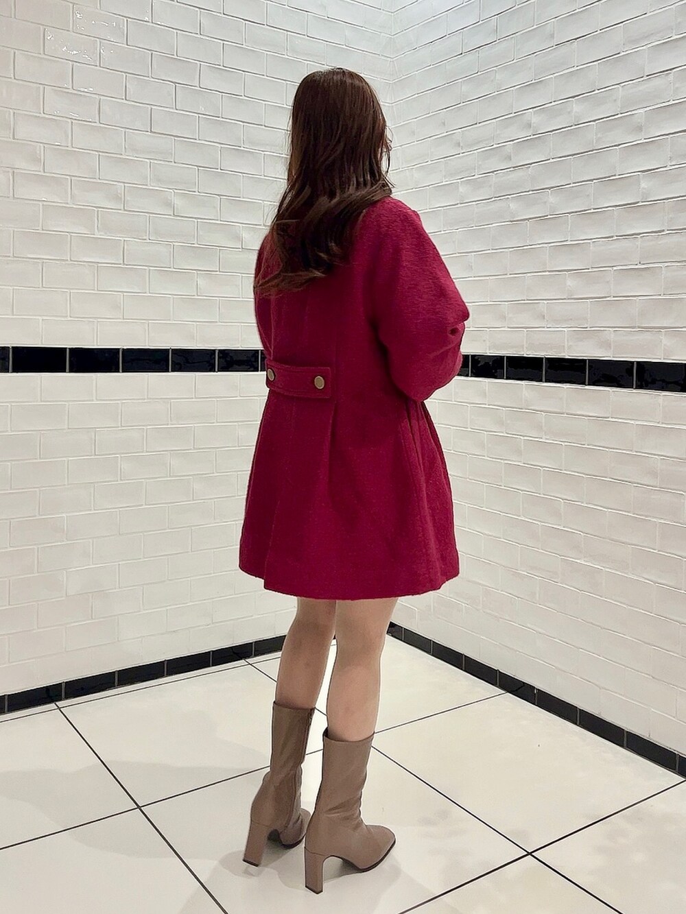 レッド系のその他アウター、ピンク系のTシャツ/カットソー、グレー系のスカートを着用したレディースの冬コーディネートの3枚目の写真