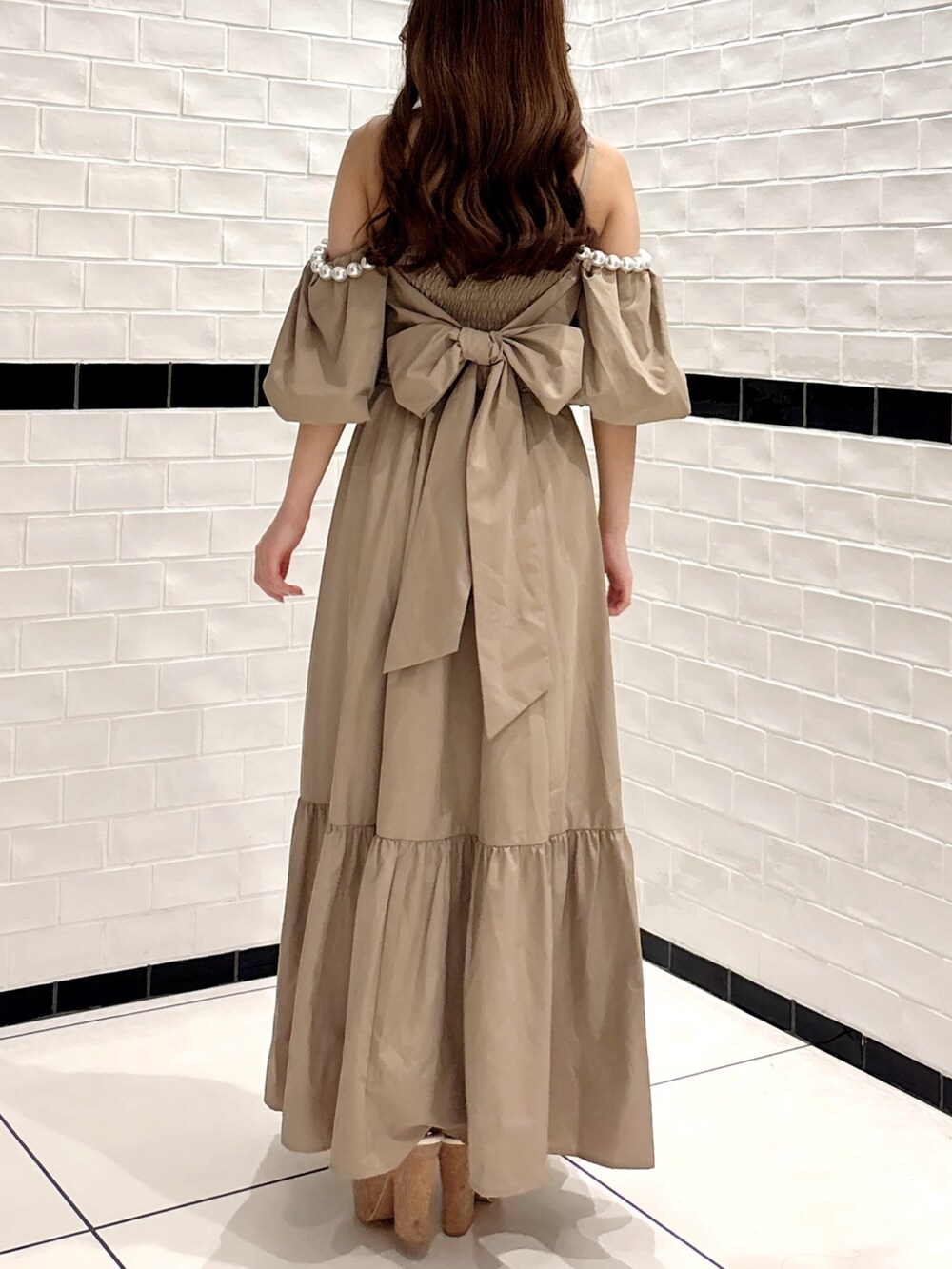 ベージュ系のワンピース、ホワイト系のサンダルを着用したレディースの夏コーディネートの8枚目の写真