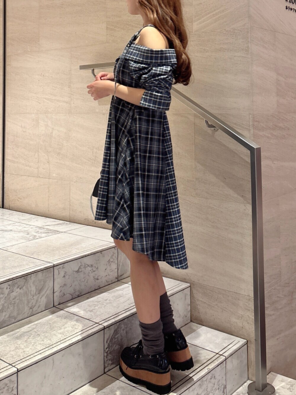 ブルー系のワンピース、その他のローファー、ブラック系のハンドバッグを着用したレディースの秋コーディネートの6枚目の写真