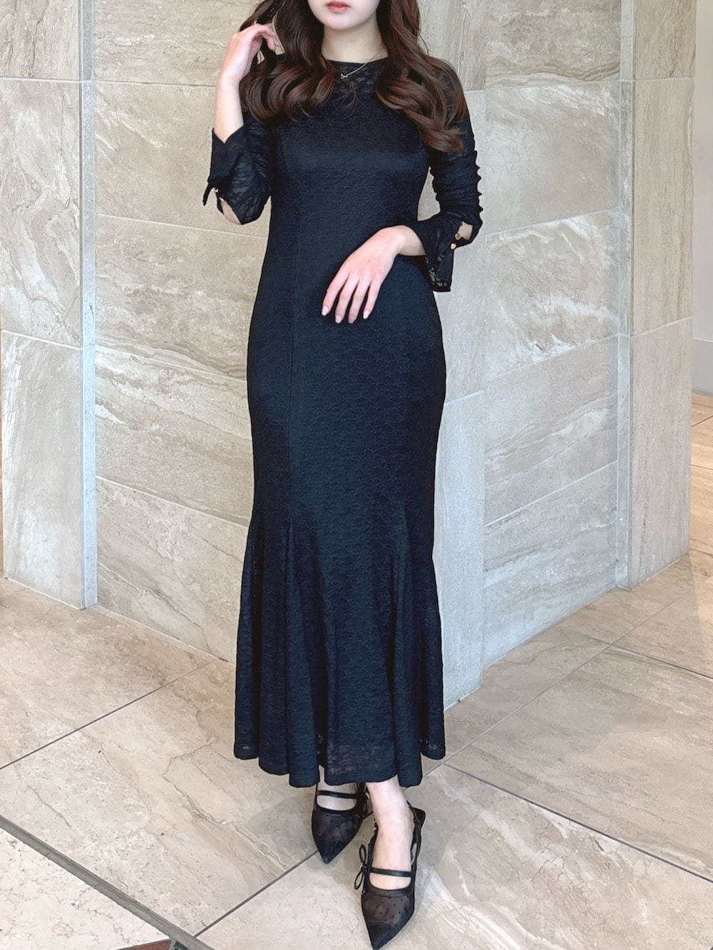 ブラック系のワンピース、ブラック系のパンプスを着用したレディースの春コーディネートの3枚目の写真