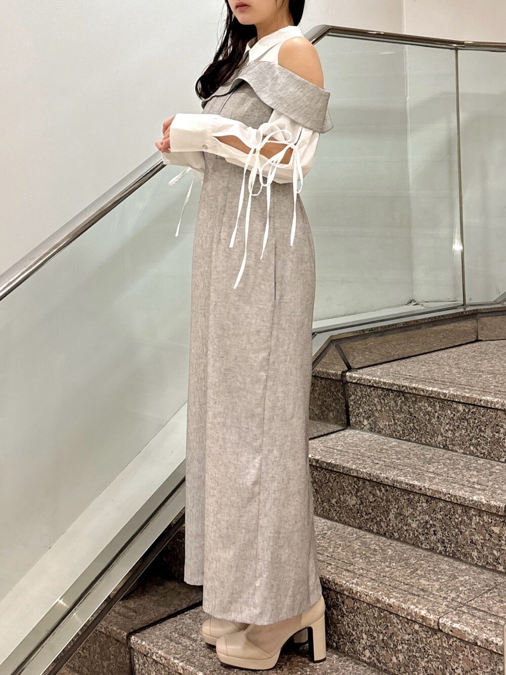 グレー系のワンピース、ベージュ系のブーツを着用したレディースの春コーディネートの6枚目の写真