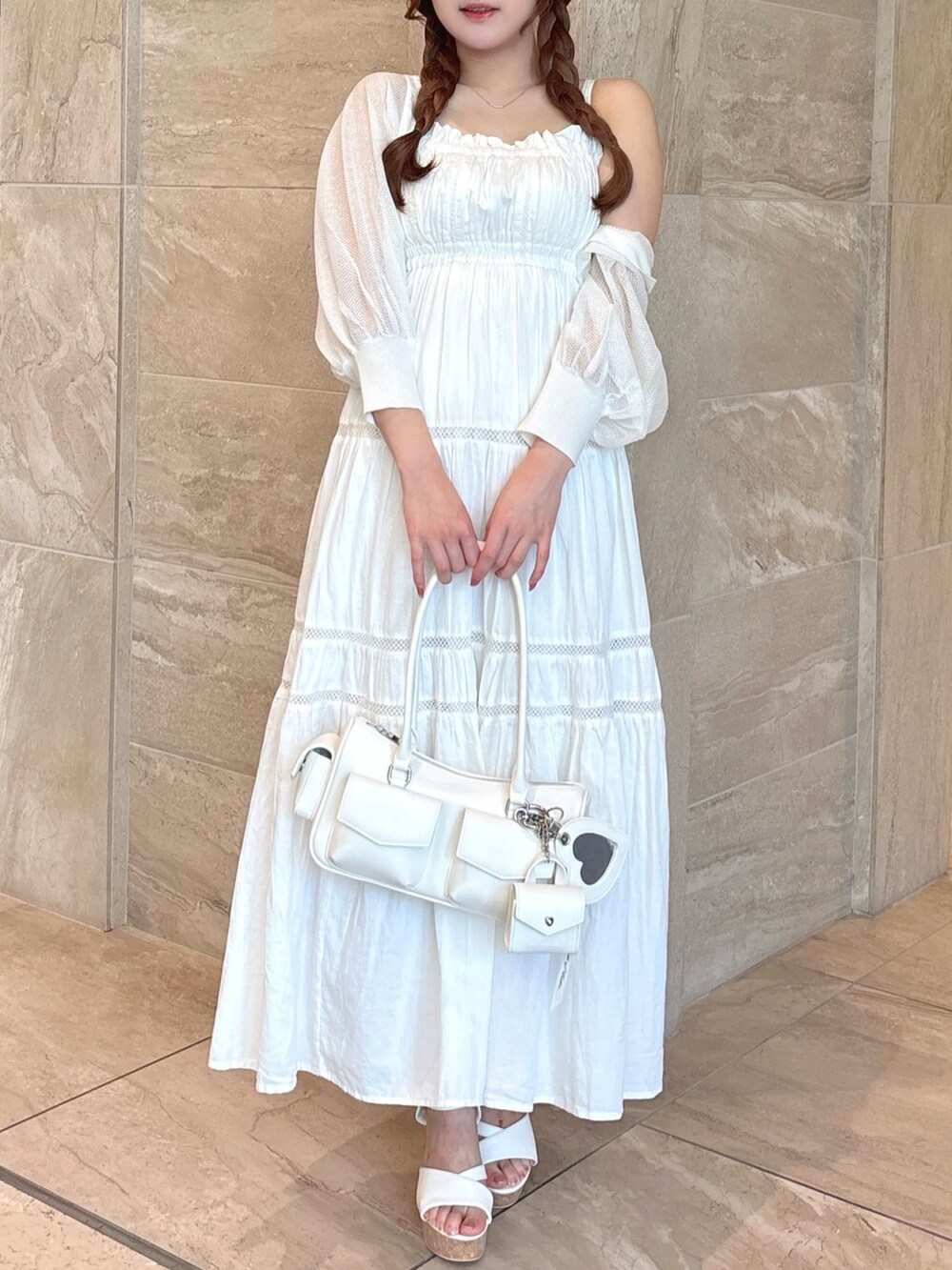 ホワイト系のワンピース、ホワイト系のカーディガン/ボレロ、ホワイト系のボストンバッグを着用したレディースの夏コーディネートの4枚目の写真