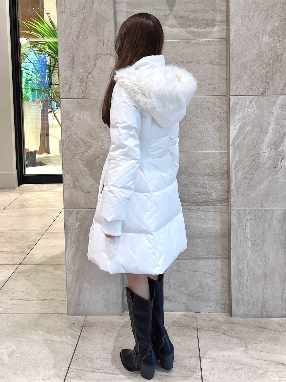 ホワイト系のダウンジャケット/コート、その他のブーツを着用したレディースの冬コーディネートの6枚目の写真