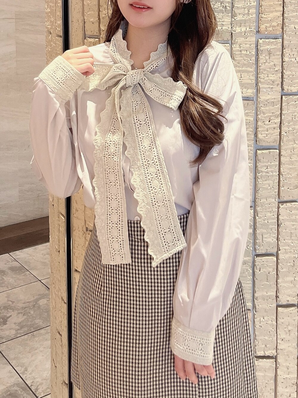 その他のスカート、ベージュ系のシャツ/ブラウス、ブラック系のパンプスを着用したレディースの秋コーディネートの10枚目の写真