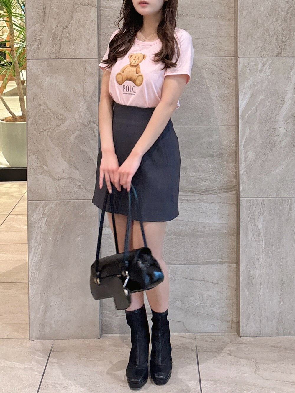 ピンク系のTシャツ/カットソー、グレー系のスカート、ブラック系のブーツを着用したレディースの夏コーディネートの6枚目の写真