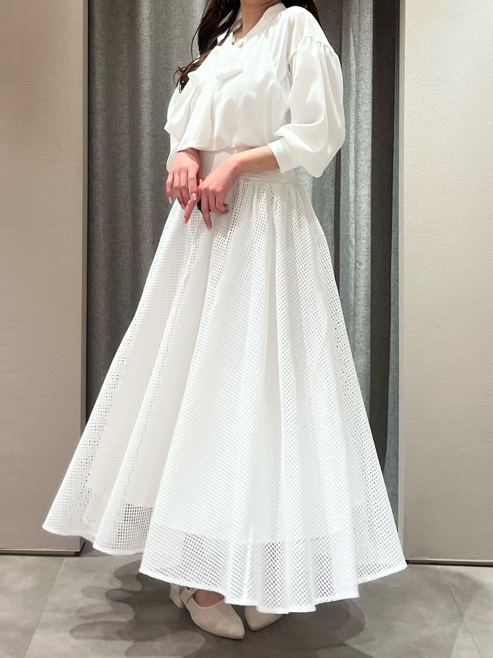 ホワイト系のワンピース、ホワイト系のパンプスを着用したレディースの春コーディネートの5枚目の写真