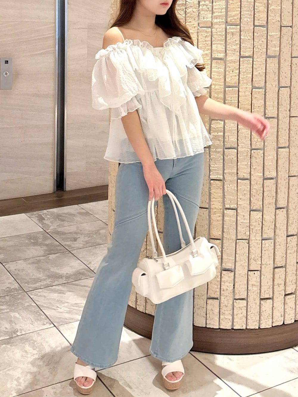 ホワイト系のシャツ/ブラウス、ブルー系のデニムパンツ、ホワイト系のサンダルを着用したレディースの夏コーディネートの4枚目の写真