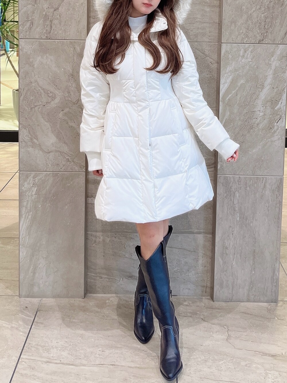 ホワイト系のダウンジャケット/コート、その他のブーツを着用したレディースの冬コーディネートの3枚目の写真