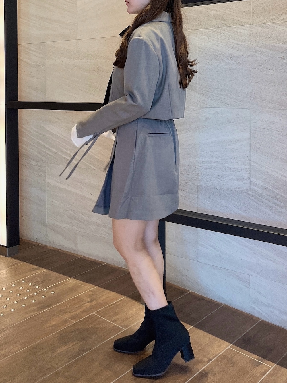 グレー系のテーラードジャケット、グレー系のスカート、その他のシャツ/ブラウスを着用したレディースの秋コーディネートの6枚目の写真