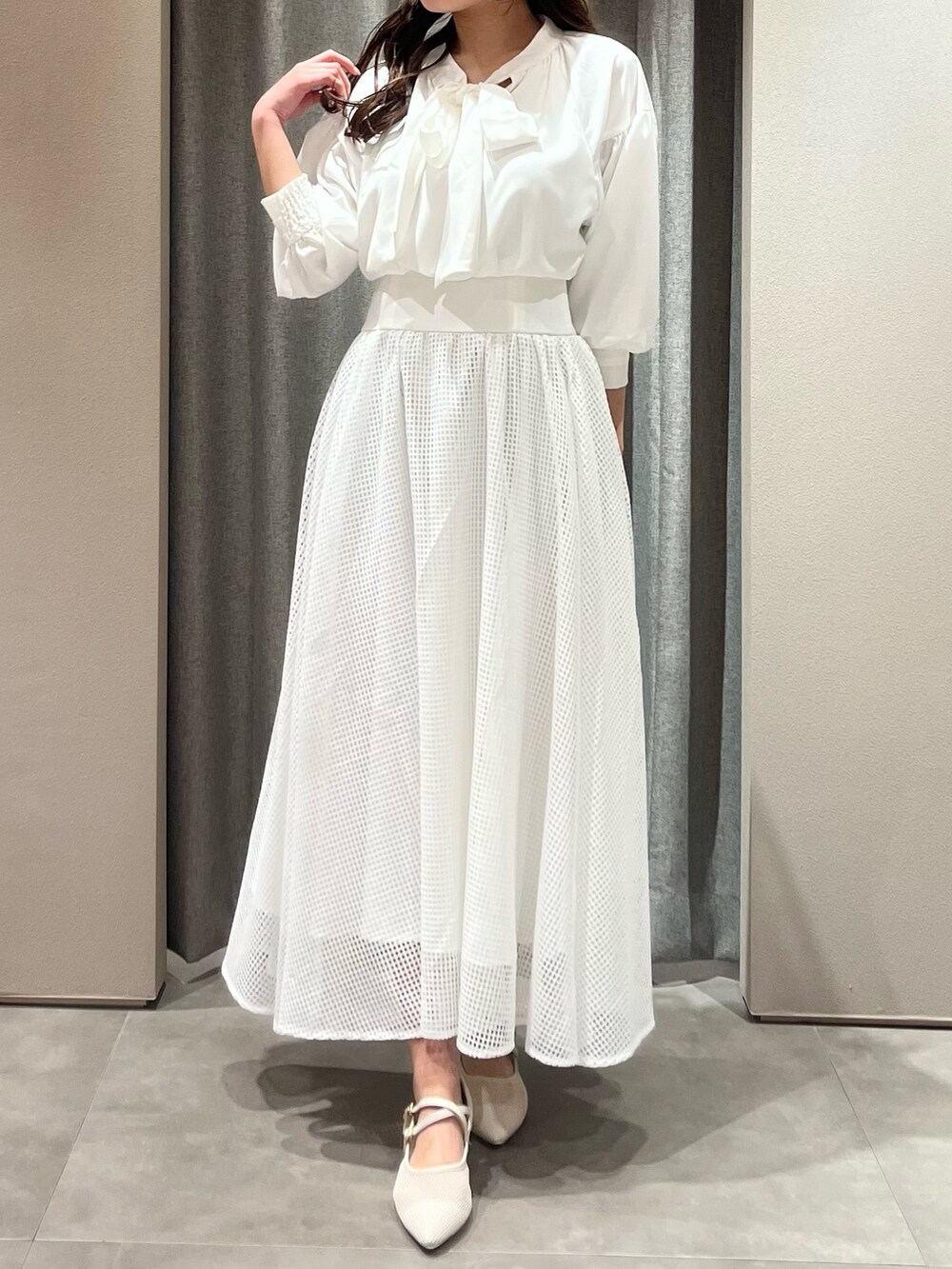 ホワイト系のワンピース、ホワイト系のパンプスを着用したレディースの春コーディネートの3枚目の写真