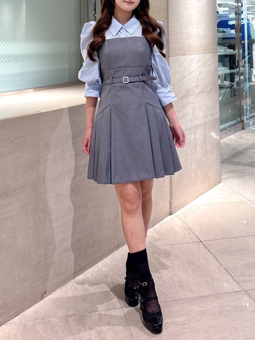 グレー系のワンピースを着用したレディースの秋コーディネートの4枚目の写真