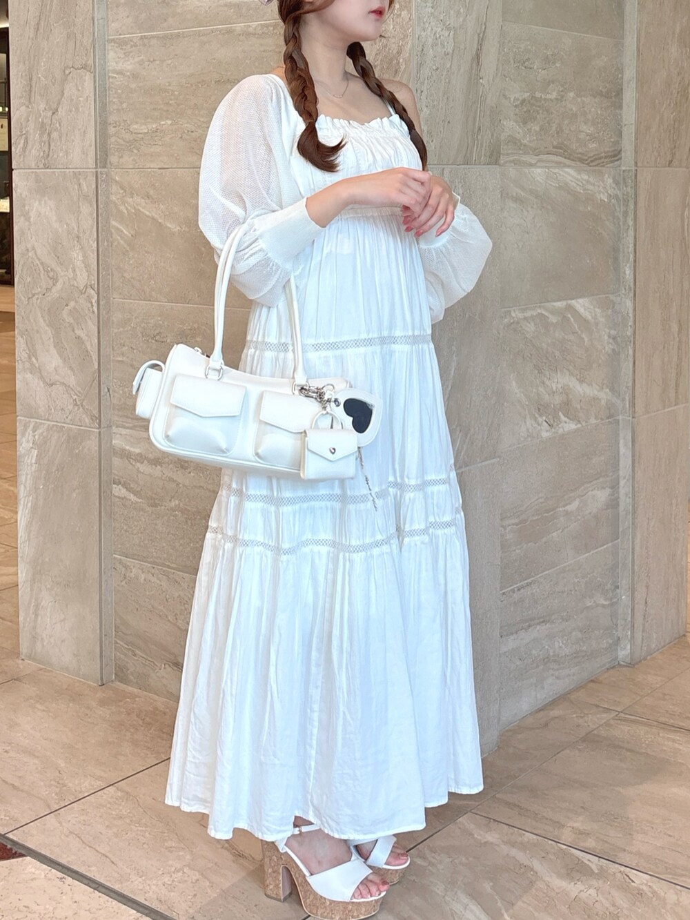 ホワイト系のワンピース、ホワイト系のカーディガン/ボレロ、ホワイト系のボストンバッグを着用したレディースの夏コーディネートの6枚目の写真