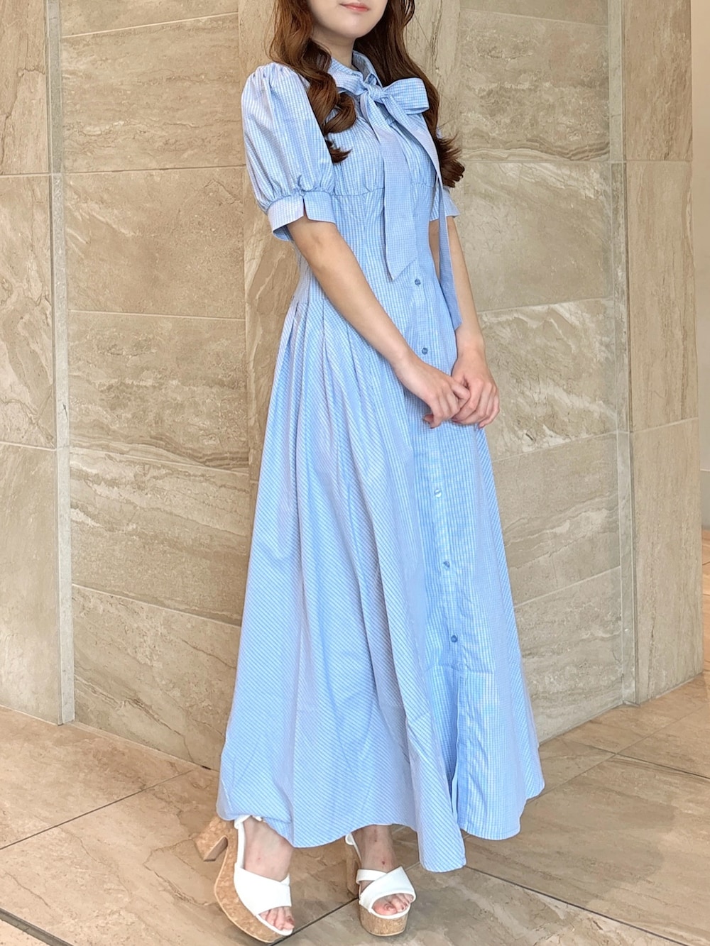 ブルー系のワンピース、ホワイト系のサンダルを着用したレディースの夏コーディネートの4枚目の写真