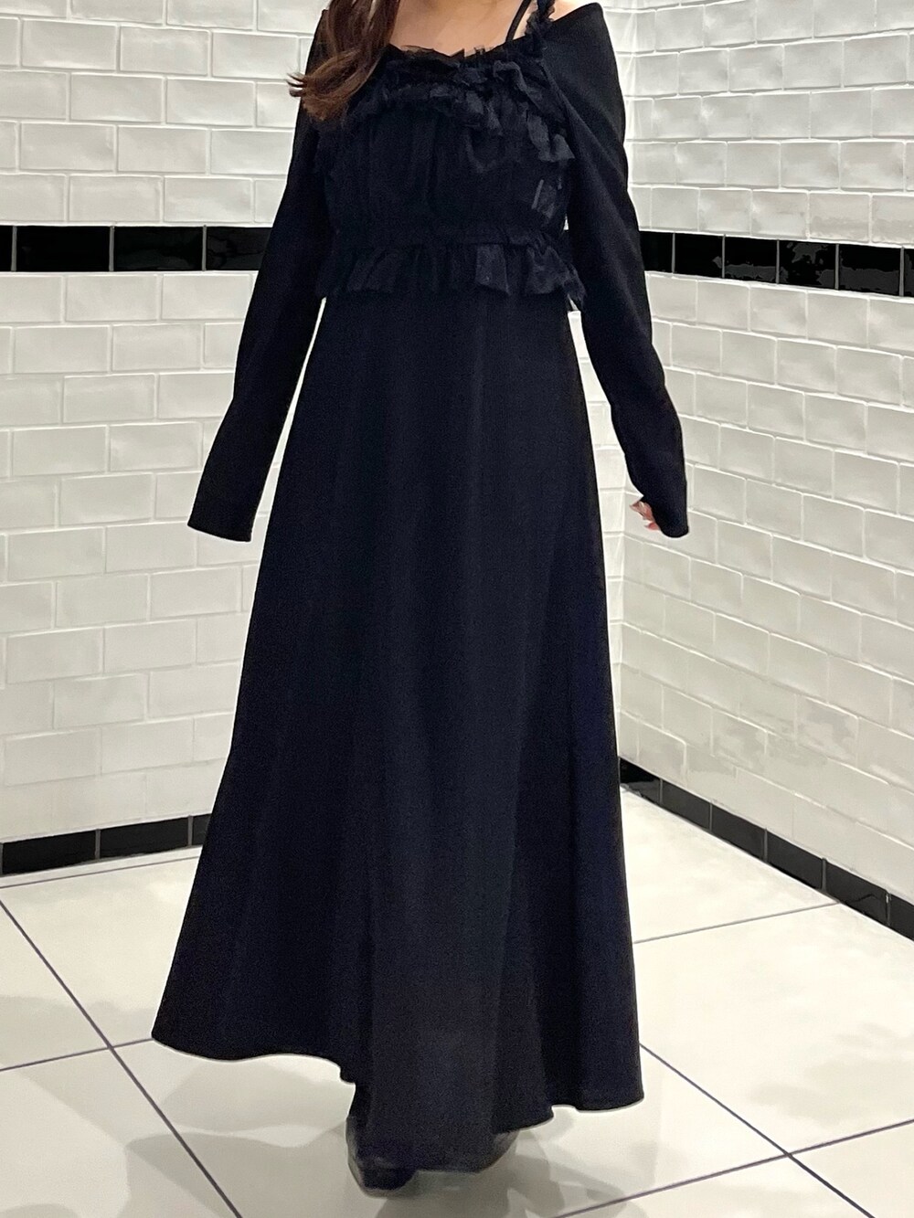 ブラック系のワンピース、ブラック系のブーツを着用したレディースの冬コーディネートの3枚目の写真