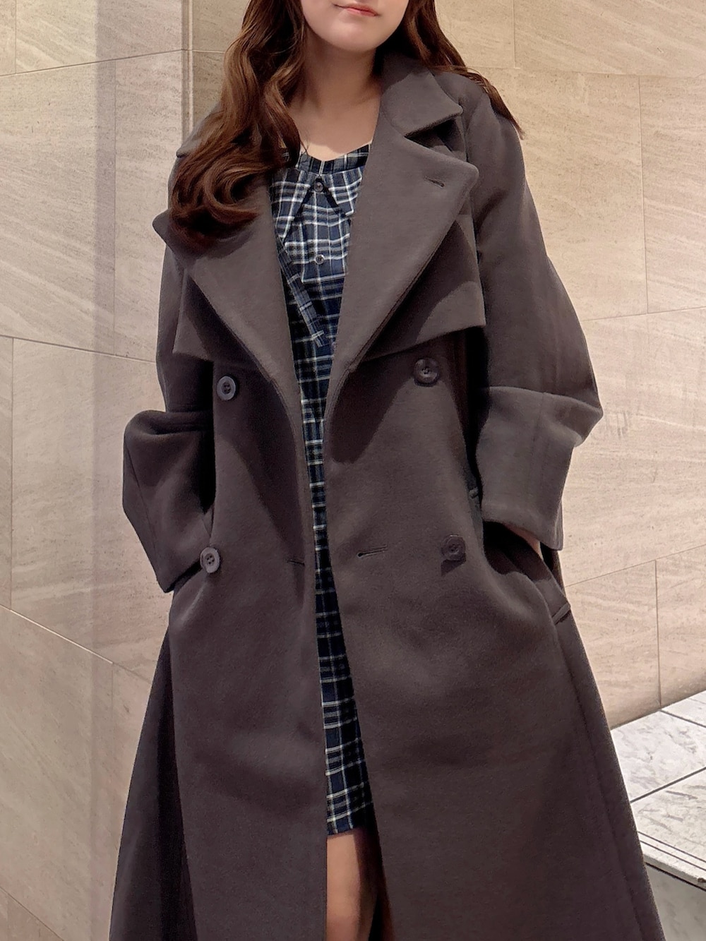 ブラウン系のトレンチコート、ブルー系のワンピース、その他のローファーを着用したレディースの秋コーディネートの8枚目の写真