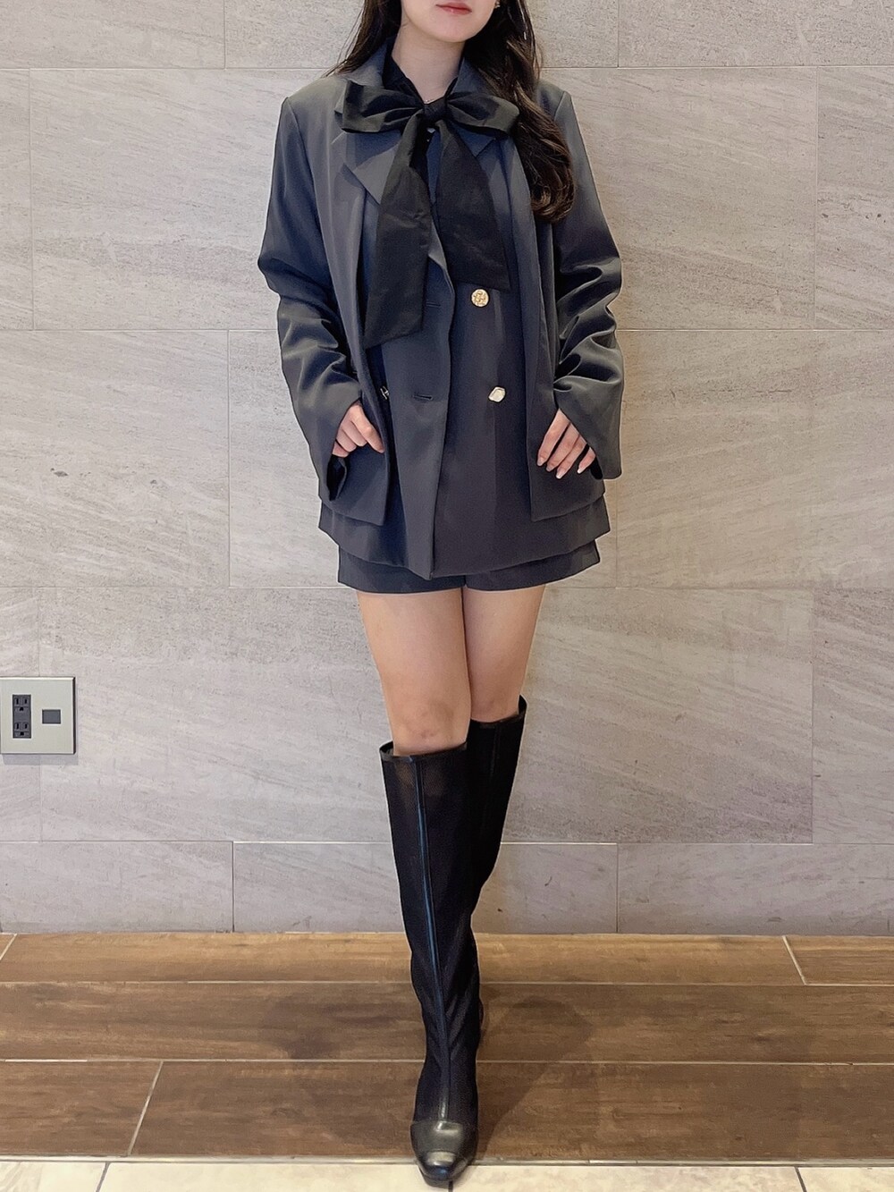 グレー系のテーラードジャケット、ブラック系のシャツ/ブラウス、グレー系のその他パンツを着用したレディースの秋コーディネートの3枚目の写真