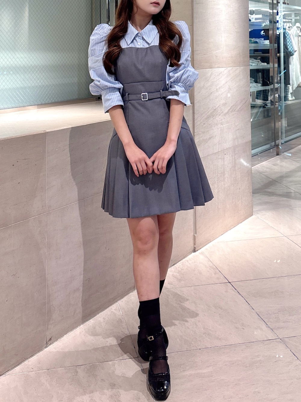 グレー系のワンピースを着用したレディースの秋コーディネートの2枚目の写真