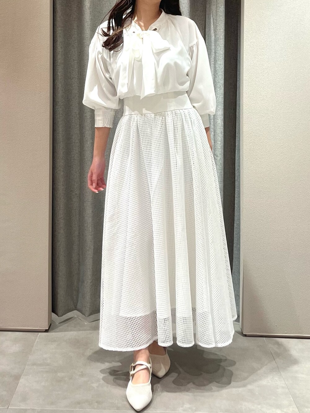 ホワイト系のワンピース、ホワイト系のパンプスを着用したレディースの春コーディネートの4枚目の写真