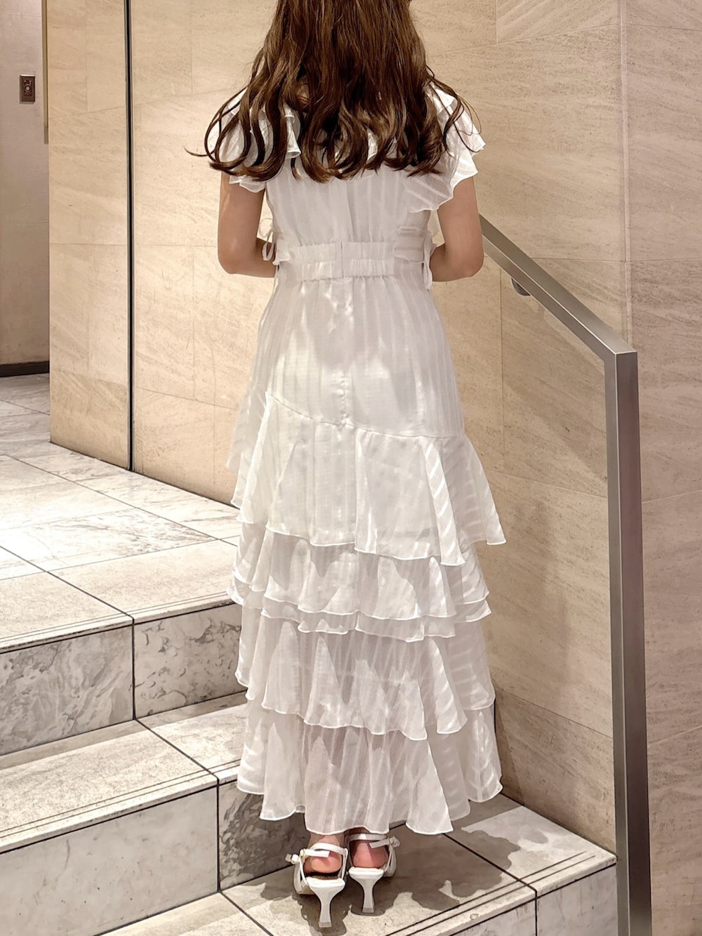 ホワイト系のワンピース、ホワイト系のパンプスを着用したレディースの春コーディネートの8枚目の写真