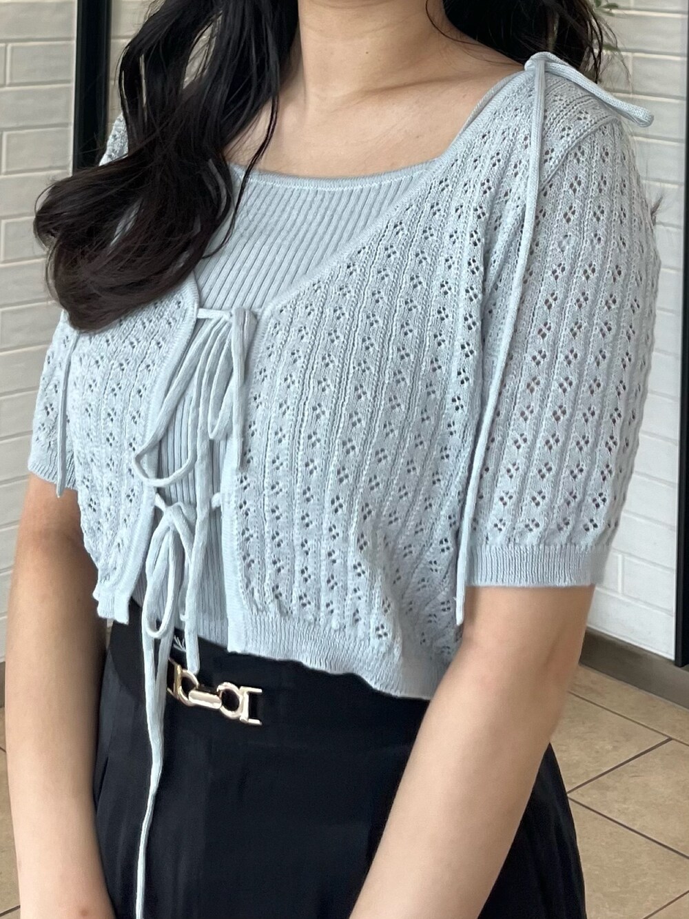 グレー系のニット/セーター、ブラック系のその他パンツ、ブラック系のブーツを着用したレディースの夏コーディネートの8枚目の写真