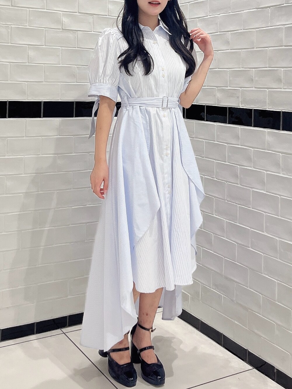 ブルー系のワンピース、ブラック系のパンプスを着用したレディースの秋コーディネートの3枚目の写真