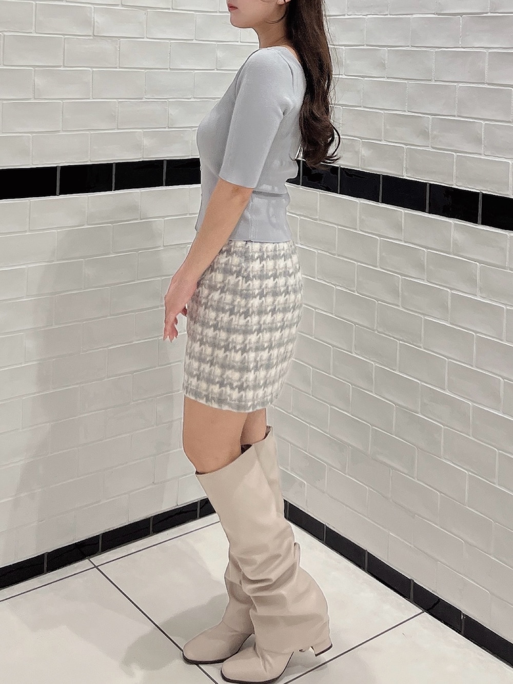 その他のスカート、ベージュ系のブーツ、グレー系のニット/セーターを着用したレディースの秋コーディネートの5枚目の写真