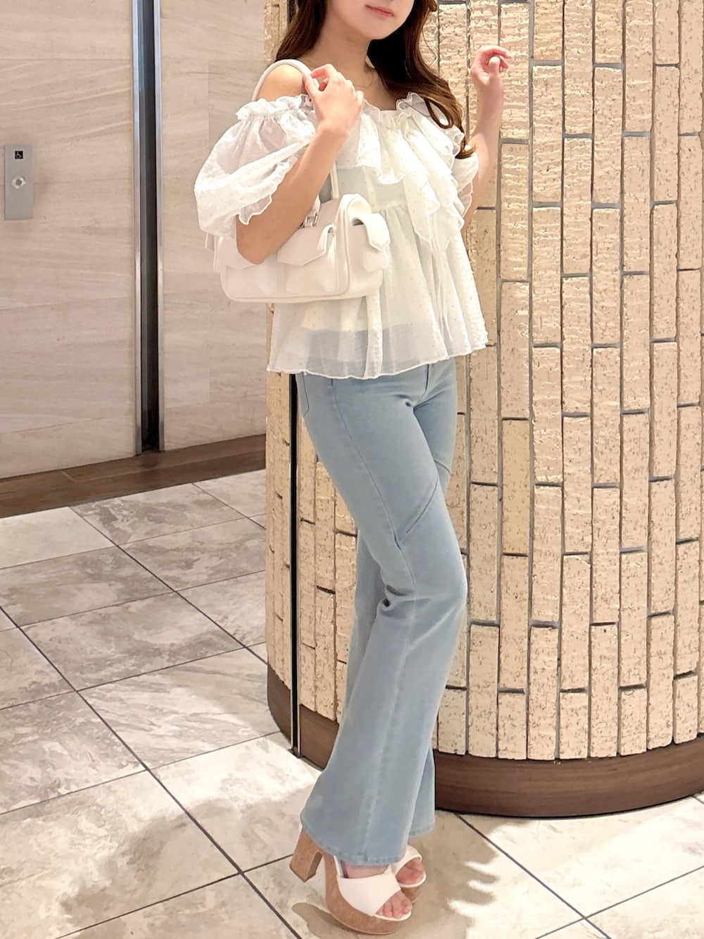 ホワイト系のシャツ/ブラウス、ブルー系のデニムパンツ、ホワイト系のサンダルを着用したレディースの夏コーディネートの5枚目の写真