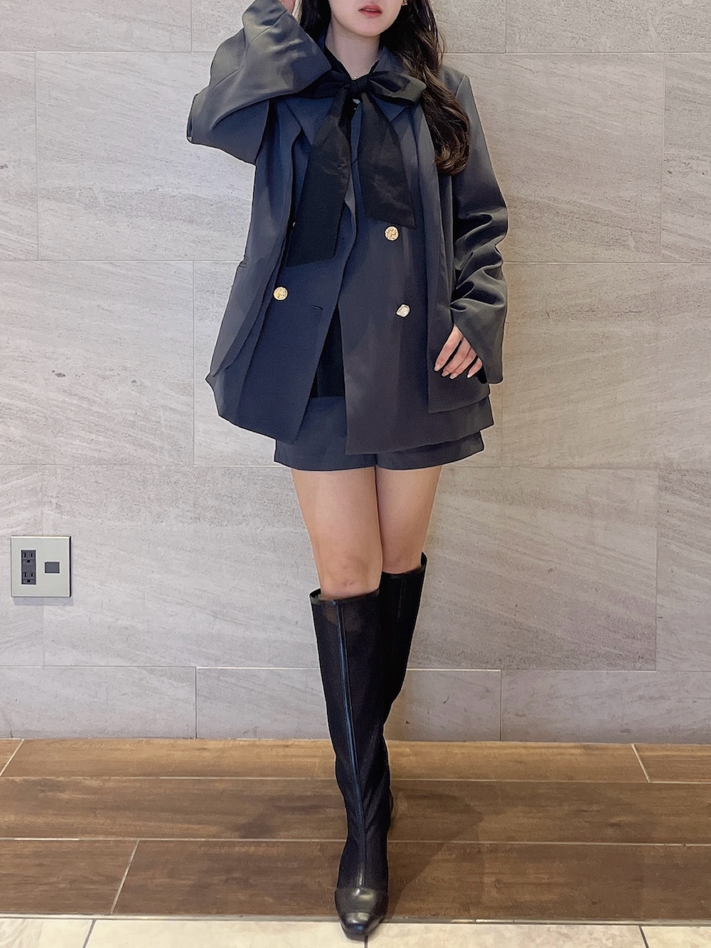 グレー系のテーラードジャケット、ブラック系のシャツ/ブラウス、グレー系のその他パンツを着用したレディースの秋コーディネートの4枚目の写真