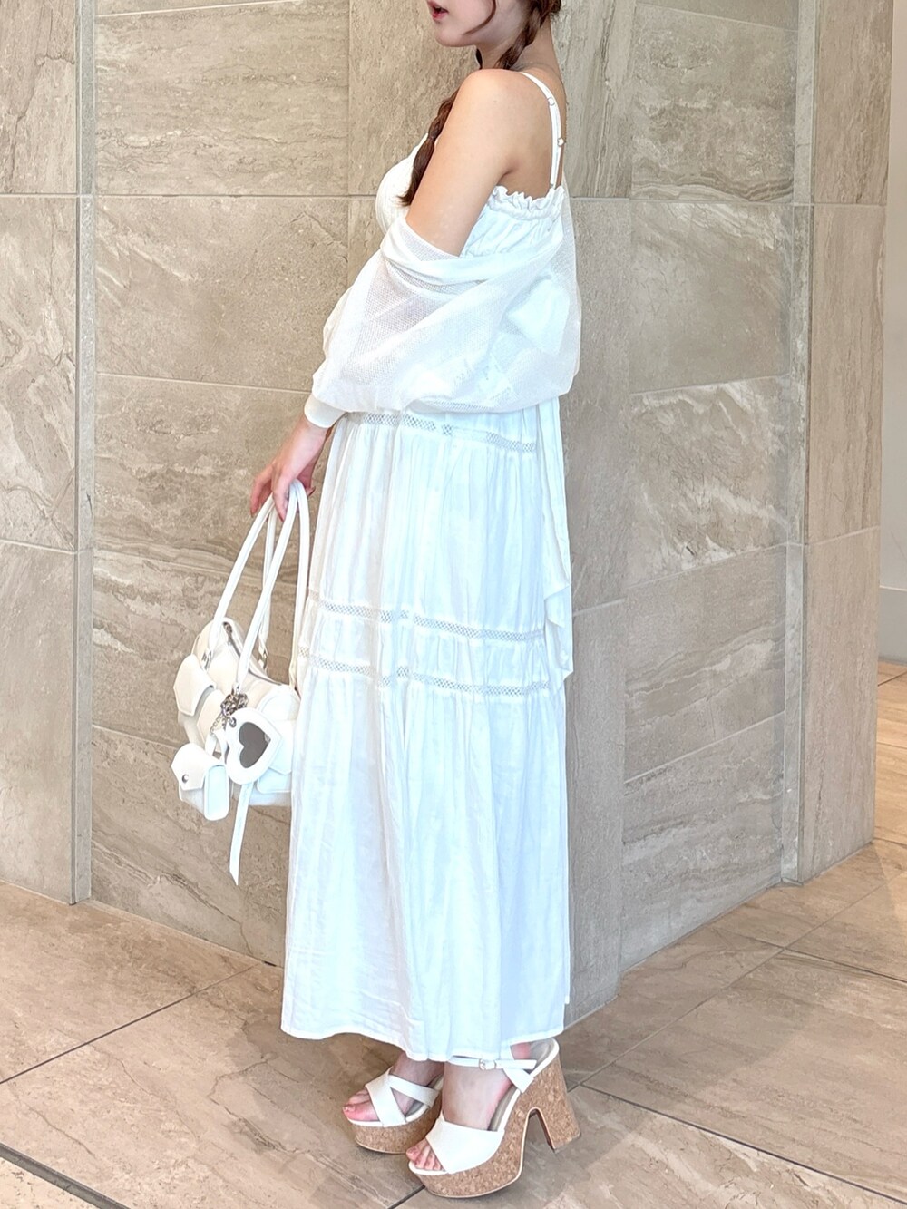 ホワイト系のワンピース、ホワイト系のカーディガン/ボレロ、ホワイト系のボストンバッグを着用したレディースの夏コーディネートの8枚目の写真