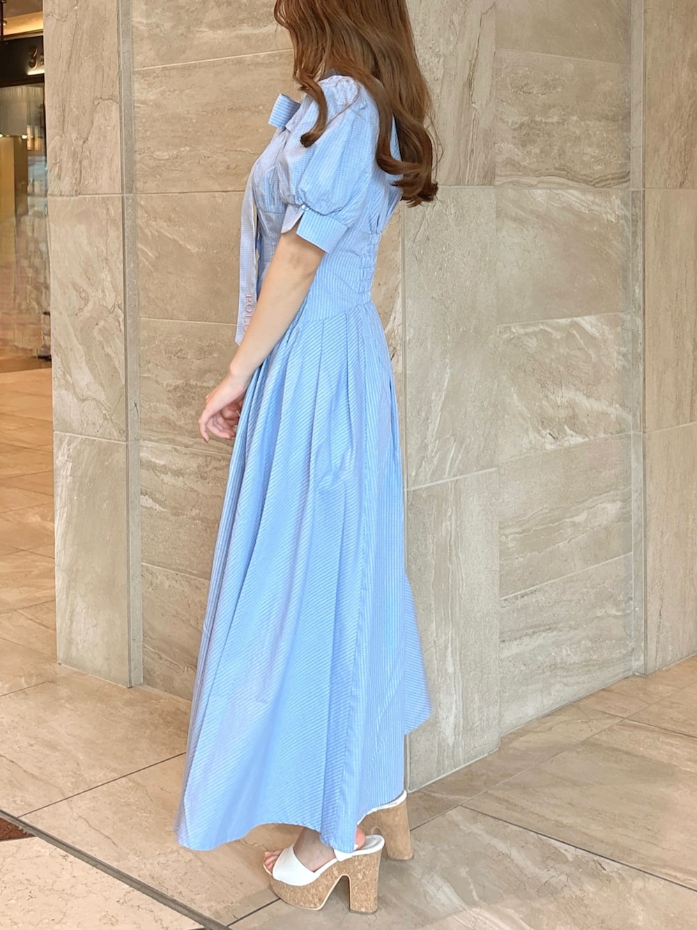 ブルー系のワンピース、ホワイト系のサンダルを着用したレディースの夏コーディネートの5枚目の写真