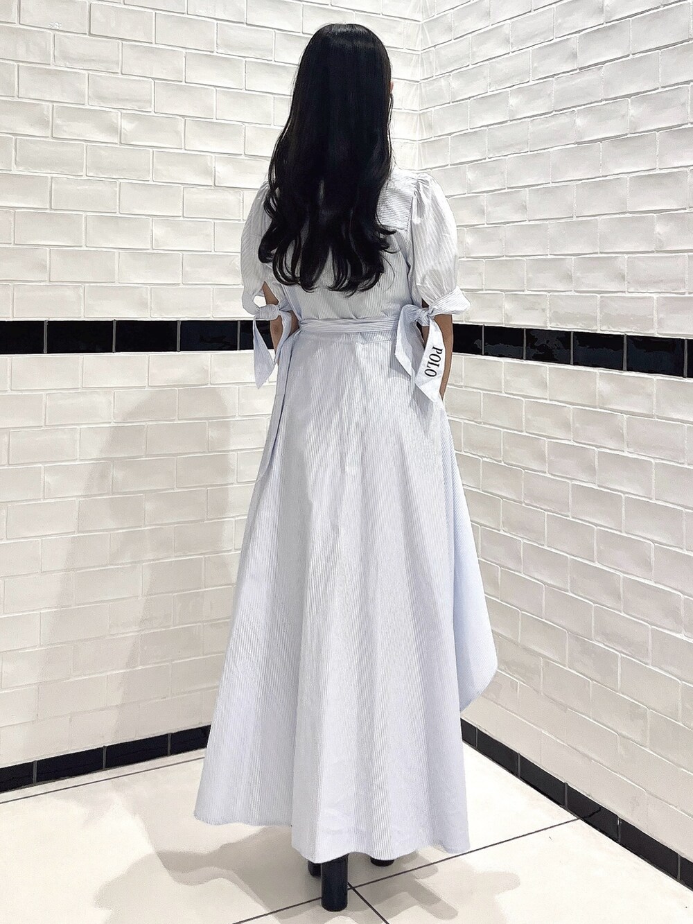 ブルー系のワンピース、ブラック系のパンプスを着用したレディースの秋コーディネートの5枚目の写真