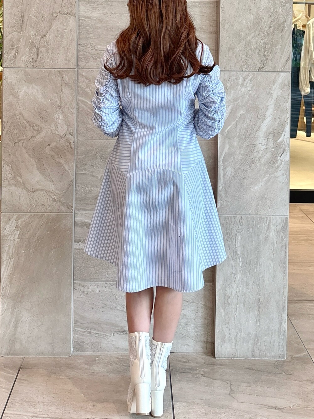 その他のワンピース、ブルー系のデニムジャケット、ホワイト系のブーツを着用したレディースの春コーディネートの6枚目の写真