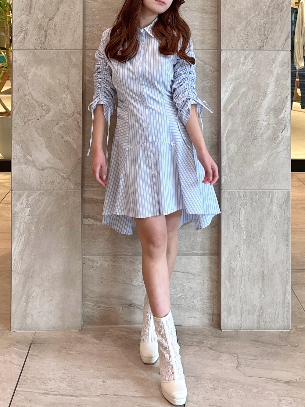 その他のワンピース、ブルー系のデニムジャケット、ホワイト系のブーツを着用したレディースの春コーディネートの3枚目の写真