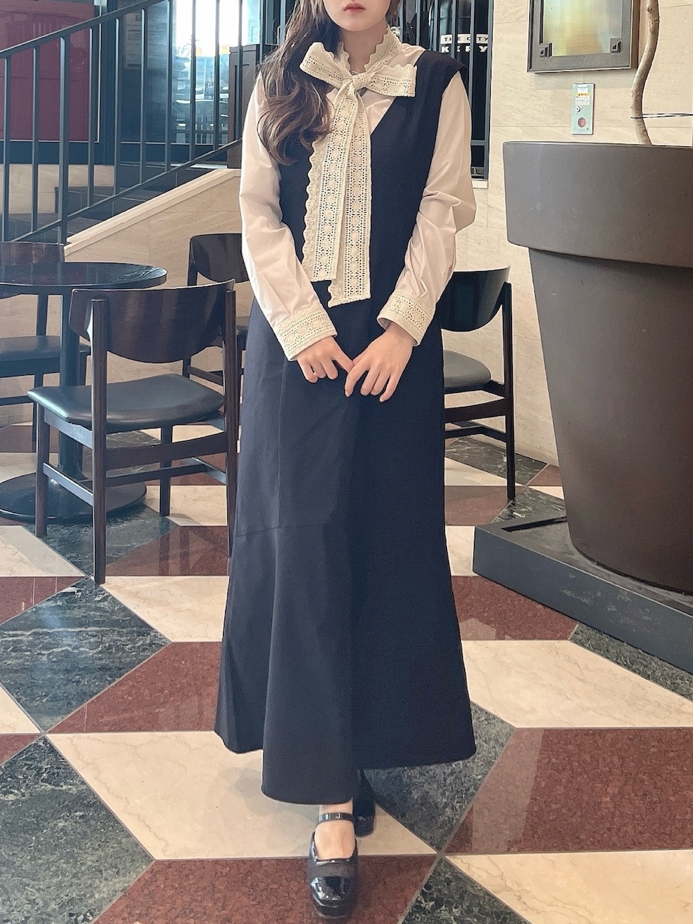 ベージュ系のシャツ/ブラウス、ブラック系のパンプス、ブラック系のワンピースを着用したレディースの秋コーディネートの3枚目の写真