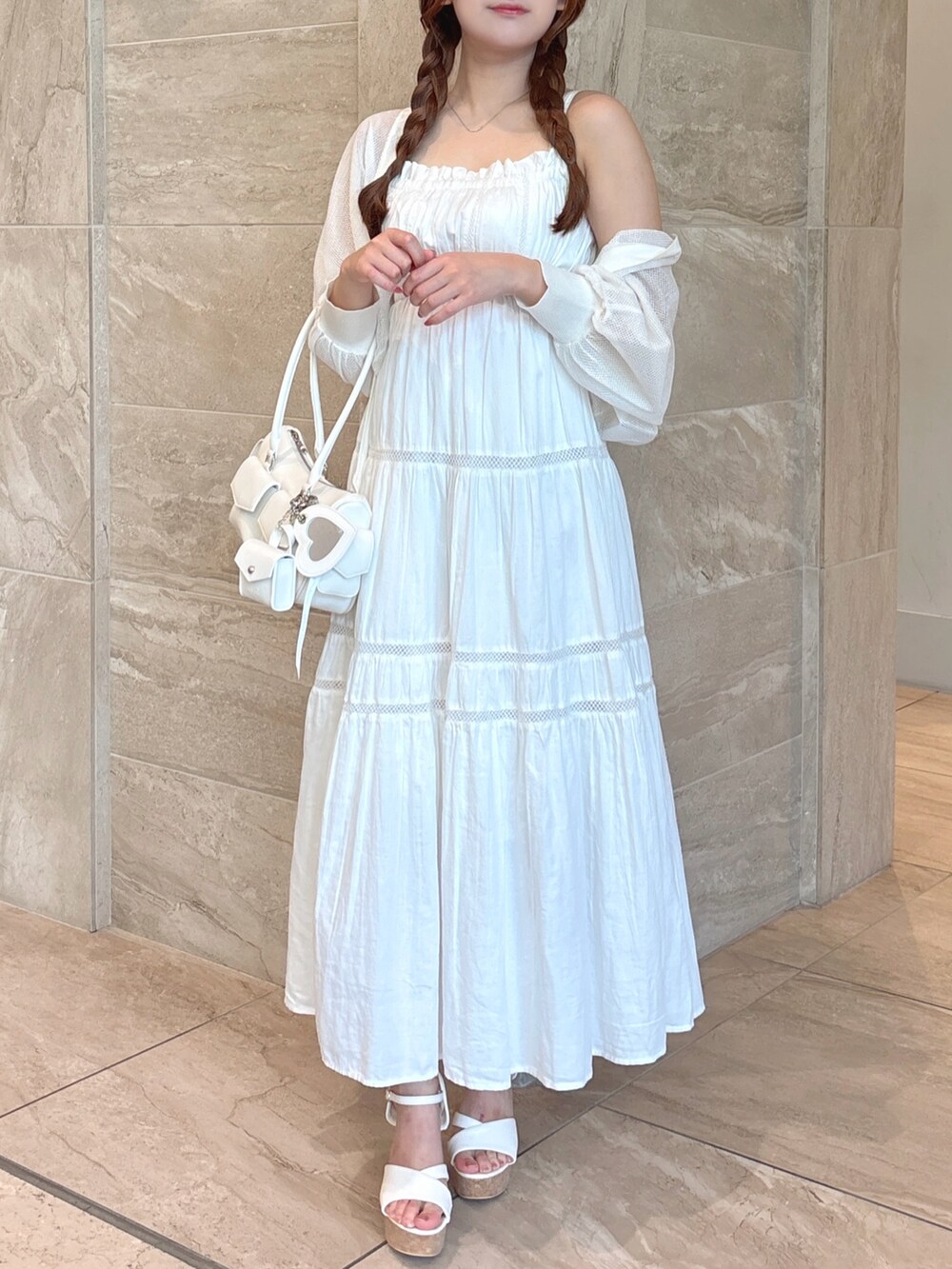 ホワイト系のワンピース、ホワイト系のカーディガン/ボレロ、ホワイト系のボストンバッグを着用したレディースの夏コーディネートの5枚目の写真