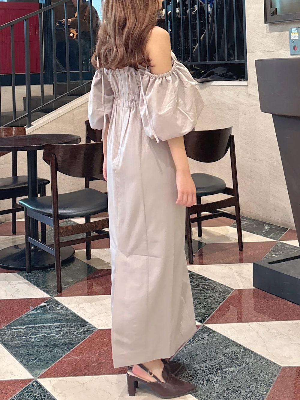 グレー系のワンピース、ブラウン系のローファーを着用したレディースの春コーディネートの8枚目の写真