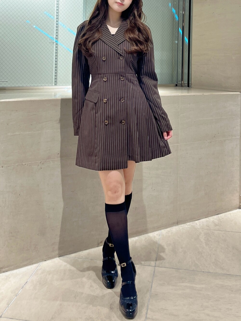 ブラック系のパンプス、ブラウン系のワンピースを着用したレディースの秋コーディネートの5枚目の写真