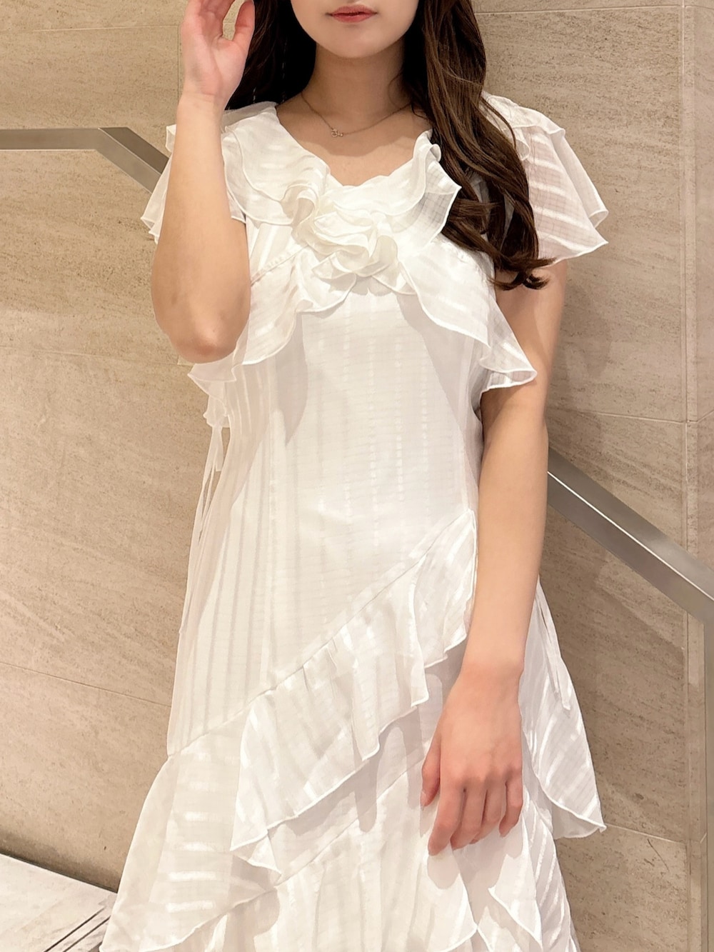 ホワイト系のワンピース、ホワイト系のパンプスを着用したレディースの春コーディネートの9枚目の写真