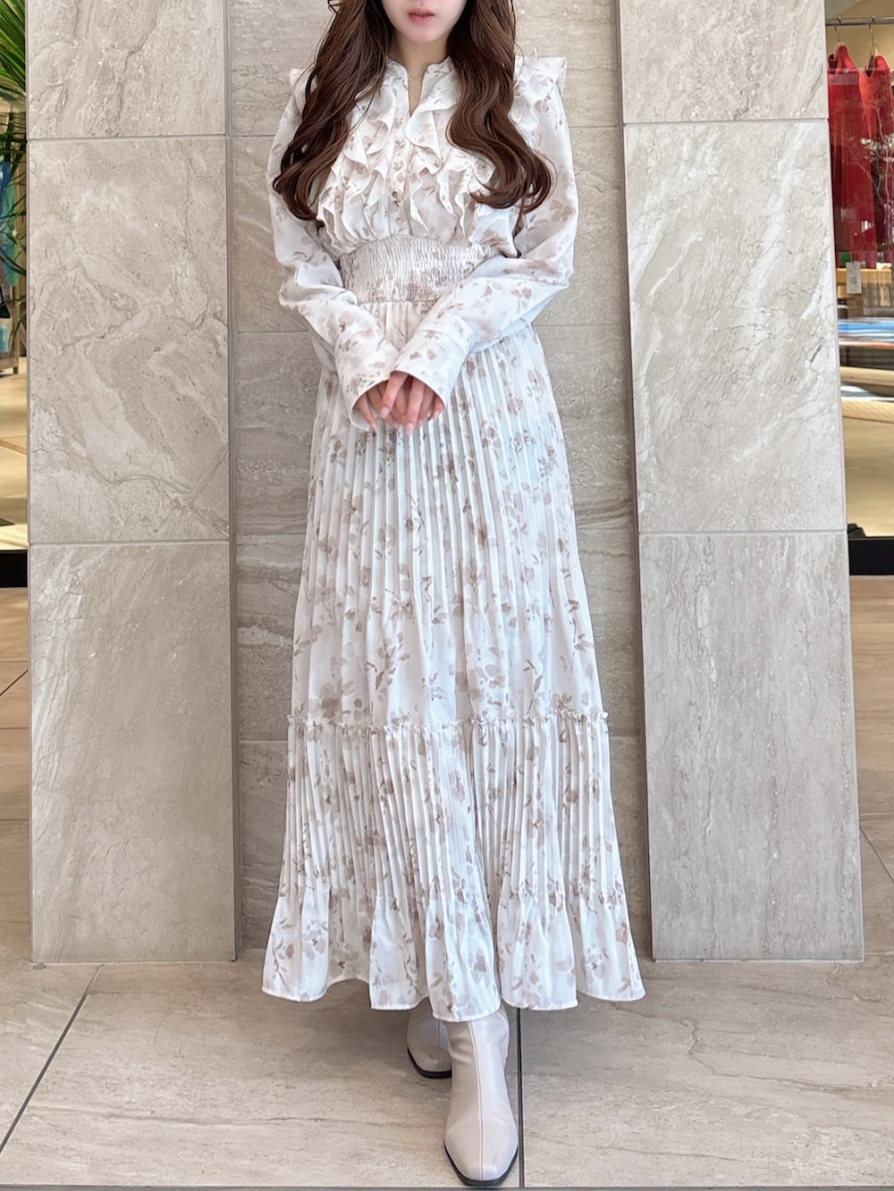 ホワイト系のワンピース、ベージュ系のブーツを着用したレディースの冬コーディネートの3枚目の写真