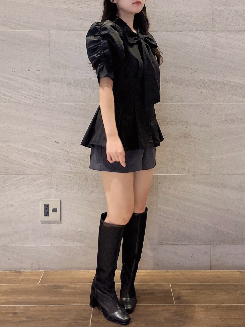 ブラック系のシャツ/ブラウス、グレー系のテーラードジャケット、ブラック系のブーツを着用したレディースの秋コーディネートの4枚目の写真