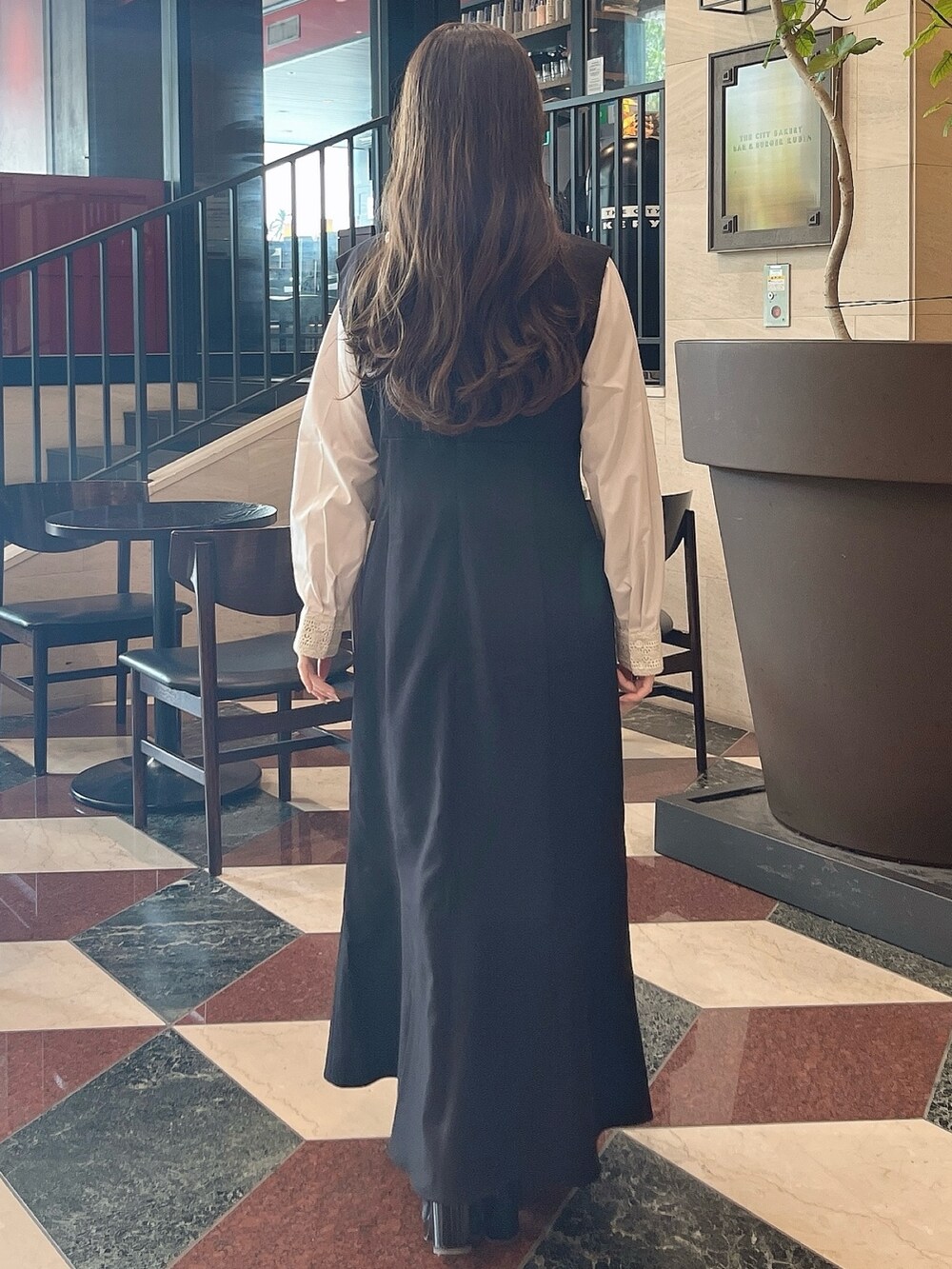 ベージュ系のシャツ/ブラウス、ブラック系のパンプス、ブラック系のワンピースを着用したレディースの秋コーディネートの6枚目の写真