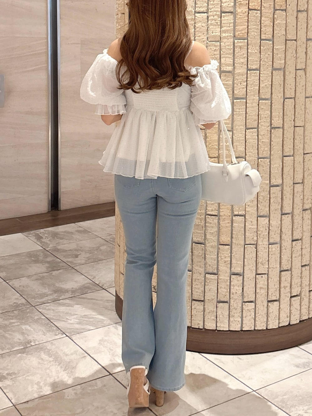 ホワイト系のシャツ/ブラウス、ブルー系のデニムパンツ、ホワイト系のサンダルを着用したレディースの夏コーディネートの7枚目の写真